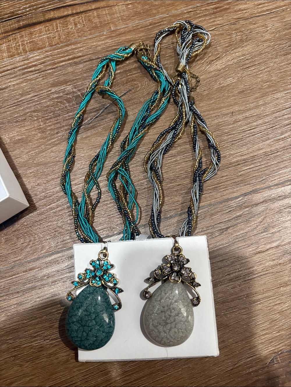 Elegant Teardrop Pendant Necklace - Green and Gray Options